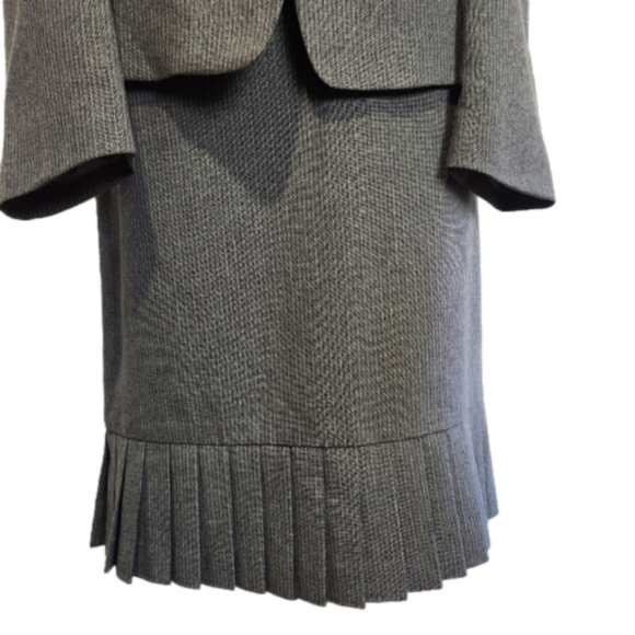 Tahari Women's Business suit Blazer and Skirt Size 10 Grey and Pink Pinstripe - Picture 2 of 16